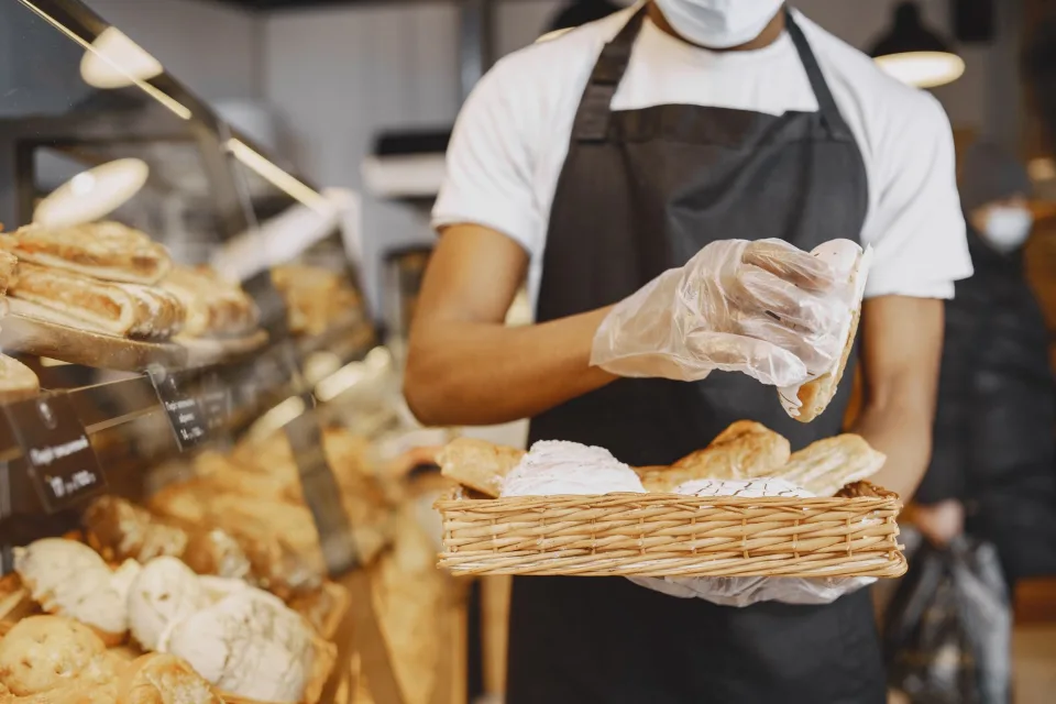 Khay bánh mới ra lò tại Minh Nguyệt Bakery